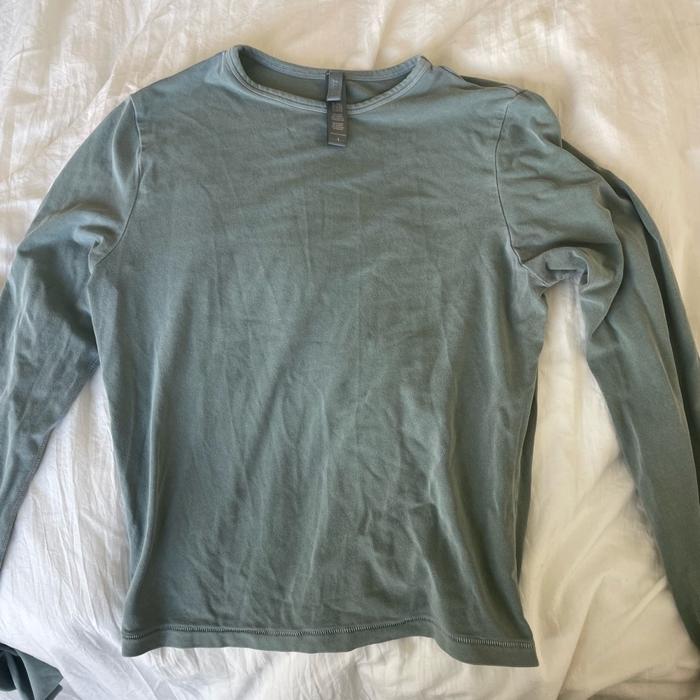 skims cropped long sleeve t shirt
